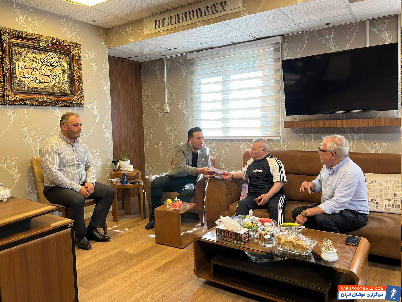 عکس| پزشک اختصاصی برای چکاپ اسطوره ایران