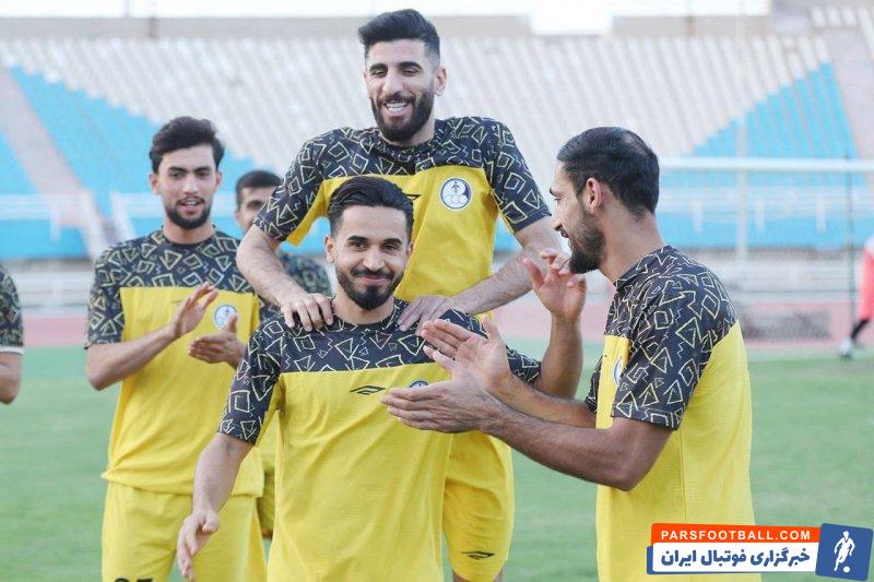 استقلال خوزستان ؛ جشن تولد محمود مطلق‌زاده بازیکن استقلال خوزستان در تمرین