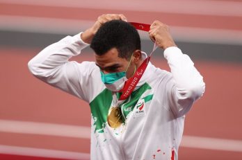 سعید افروز مدال طلا مسابقات جهانی خود را به رئیس جمهور شهید تقدیم کرد