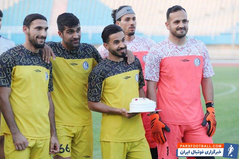 استقلال خوزستان ؛ جشن تولد محمود مطلق‌زاده بازیکن استقلال خوزستان در تمرین