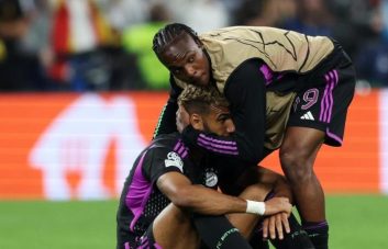 بایرن مونیخ ؛ خداحافظی بونا سار و اریک ماکسیم چوپو موتینگ با هوادران بایرن مونیخ