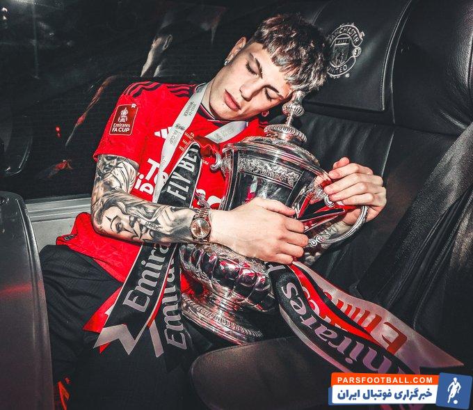 گارناچو ؛ تصویر گارناچو بازیکن منچستریونایتد با جام در حال خواب