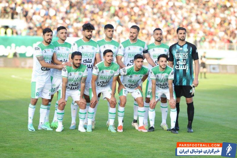 آلومینیوم ؛ پوستر آلومینیوم برابر فولاد تصویری از موسوی در کنار یکی از کارگران