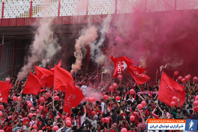 استقلال ؛ آتیش بازی هواداران تراکتور درست زیر جایگاه استقلالی ها در ورزشگاه 