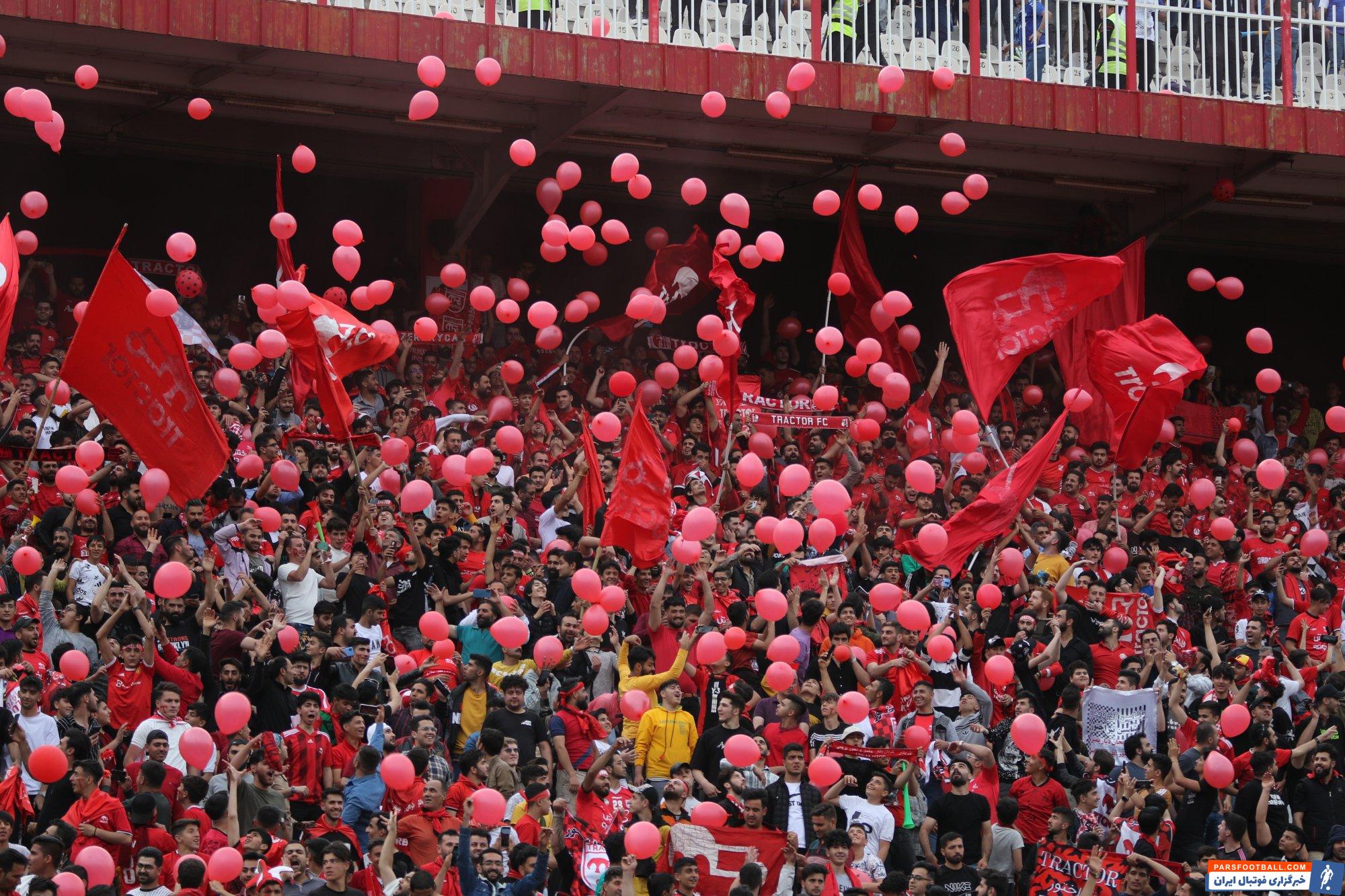 استقلال ؛ آتیش بازی هواداران تراکتور درست زیر جایگاه استقلالی ها در ورزشگاه 