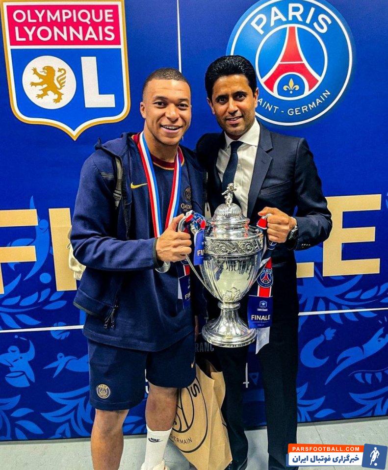 پاری سن ژرمن ؛ عکس یادگاری امباپه و ناصر الخلیفی با کاپ قهرمانی جام حذفی 