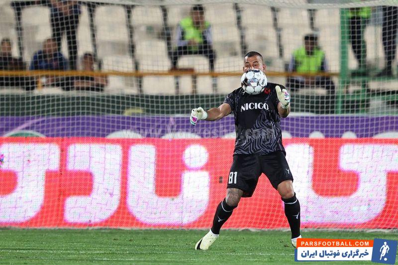 حامد لک در حال قیچی زدن در تمرین مس رفسنجان