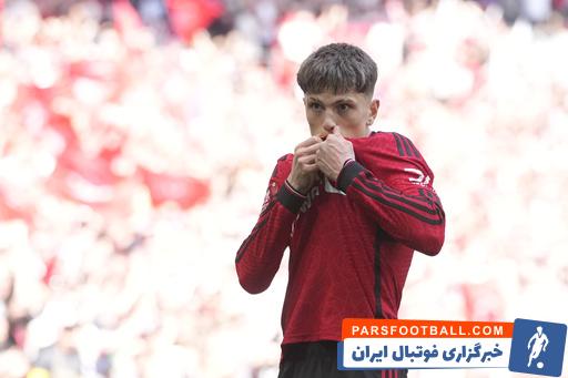 گارناچو ؛ تصویر گارناچو بازیکن منچستریونایتد با جام در حال خواب