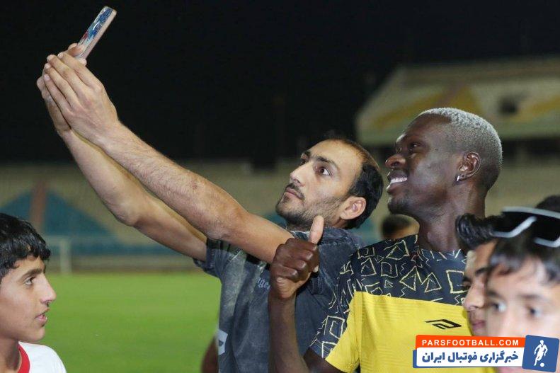 استقلال خوزستان ؛ جشن تولد محمود مطلق‌زاده بازیکن استقلال خوزستان در تمرین