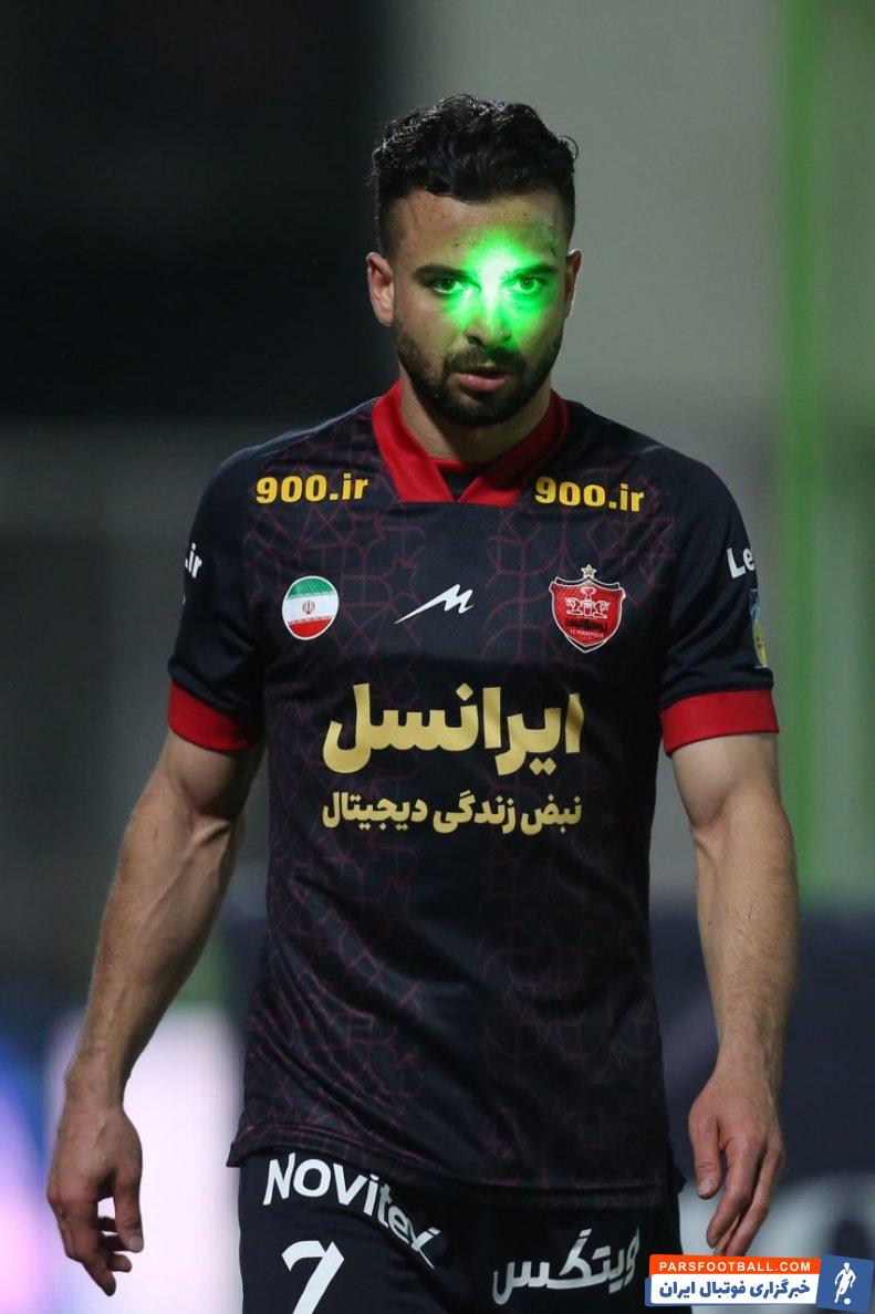 رفیعی ؛ لیزر های هواداران نساجی روی صورت رفیعی در دیدار نساجی - پرسپولیس