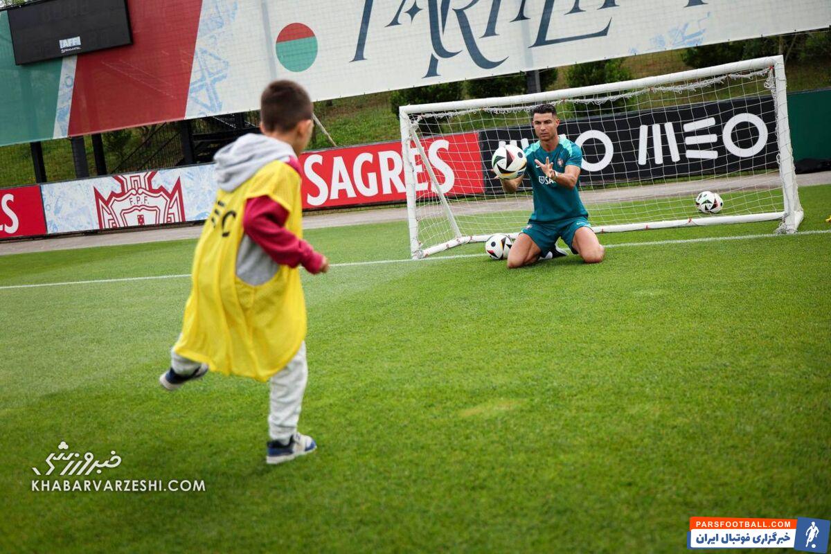 عکس| رونالدو هوداران خاصش را در تمرین غافلگیر کرد