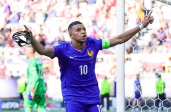 فرانسه ؛ کیلیان امباپه با ماسک جدید در تمرین تیم ملی فرانسه