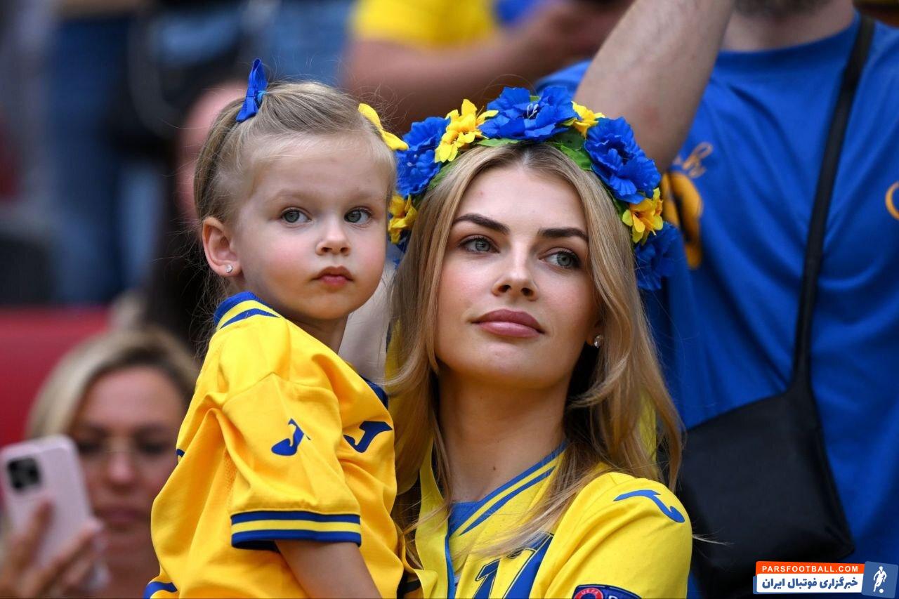 عکس‌| همسر و فرزند ستاره توپچی‌ها تماشاگر یورو شدند