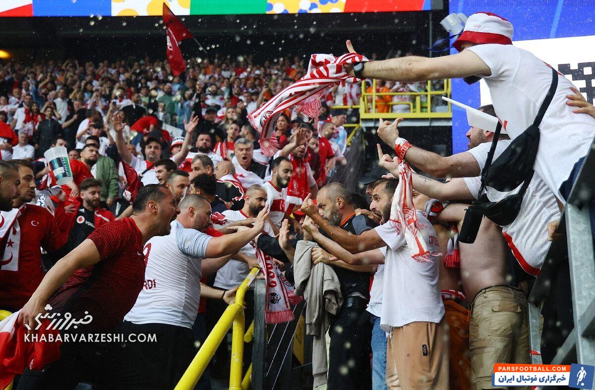 تصاویر| آشوب در یورو؛ مردم کشورهای همسایه در آلمان به‌شدت درگیر شدند!/ باران سیل‌آسا در شب پرحاشیه دورتموند