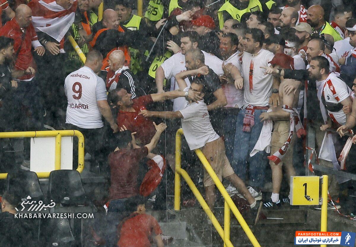 تصاویر| آشوب در یورو؛ مردم کشورهای همسایه در آلمان به‌شدت درگیر شدند!/ باران سیل‌آسا در شب پرحاشیه دورتموند