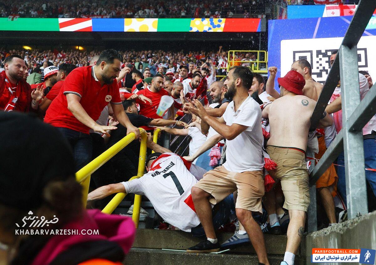 تصاویر| آشوب در یورو؛ مردم کشورهای همسایه در آلمان به‌شدت درگیر شدند!/ باران سیل‌آسا در شب پرحاشیه دورتموند