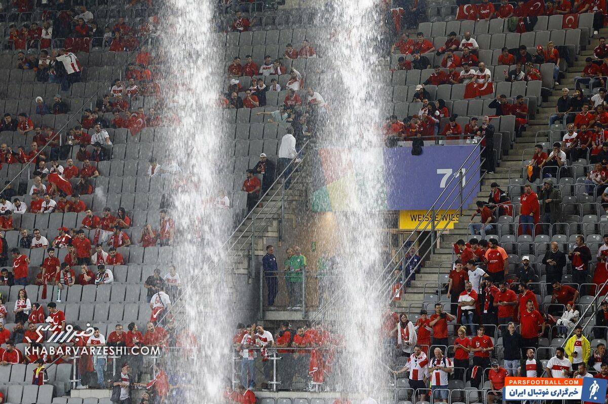 تصاویر| آشوب در یورو؛ مردم کشورهای همسایه در آلمان به‌شدت درگیر شدند!/ باران سیل‌آسا در شب پرحاشیه دورتموند