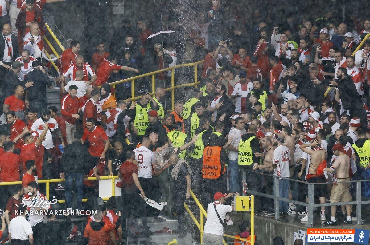 تصاویر| آشوب در یورو؛ مردم کشورهای همسایه در آلمان به‌شدت درگیر شدند!/ باران سیل‌آسا در شب پرحاشیه دورتموند