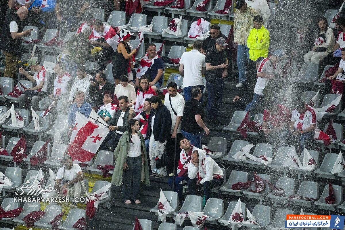 تصاویر| آشوب در یورو؛ مردم کشورهای همسایه در آلمان به‌شدت درگیر شدند!/ باران سیل‌آسا در شب پرحاشیه دورتموند