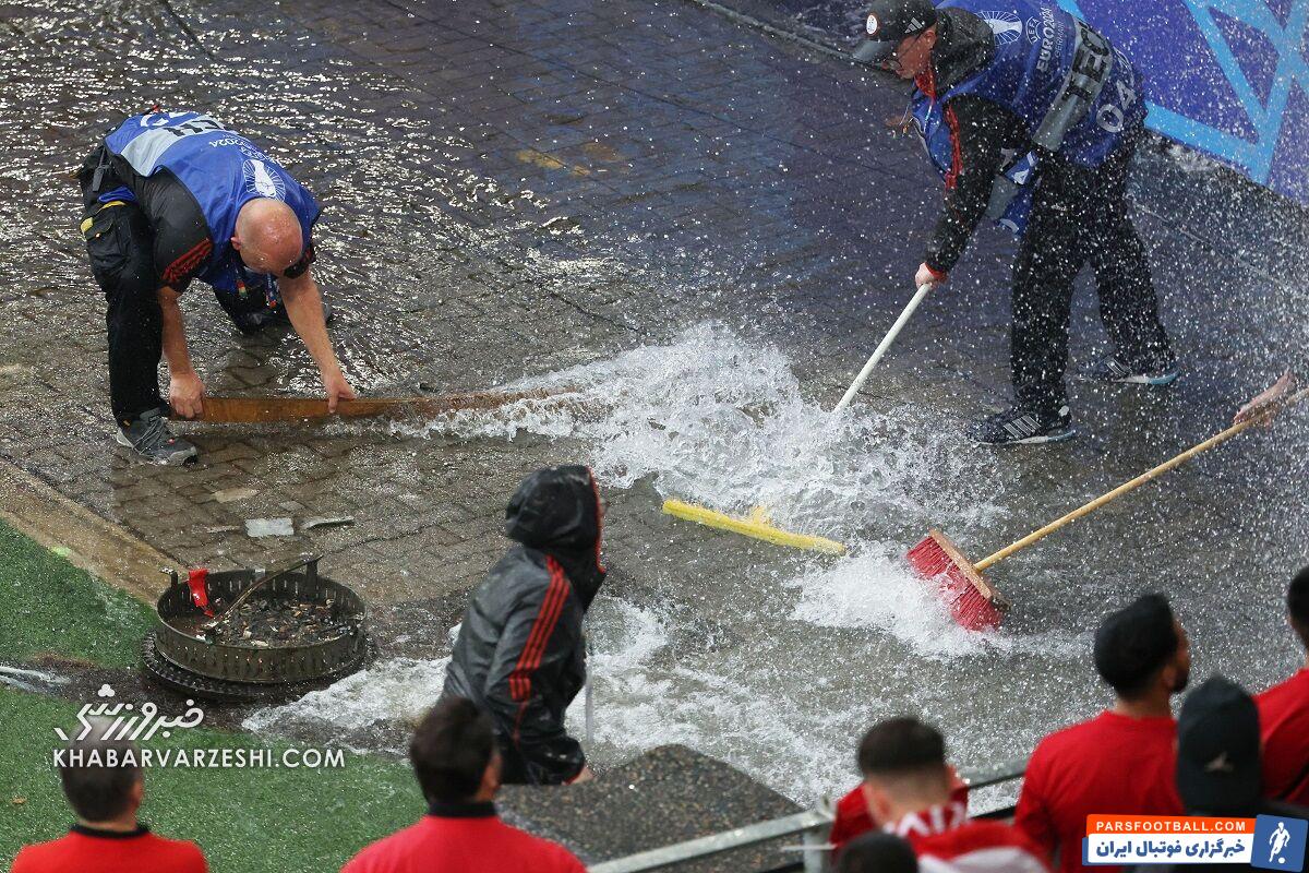 تصاویر| آشوب در یورو؛ مردم کشورهای همسایه در آلمان به‌شدت درگیر شدند!/ باران سیل‌آسا در شب پرحاشیه دورتموند