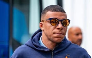 امباپه ؛ پلاتینی : امباپه موقعیتهای گل زیادی را هم از دست میدهد زیرا خیلی سریع میدود