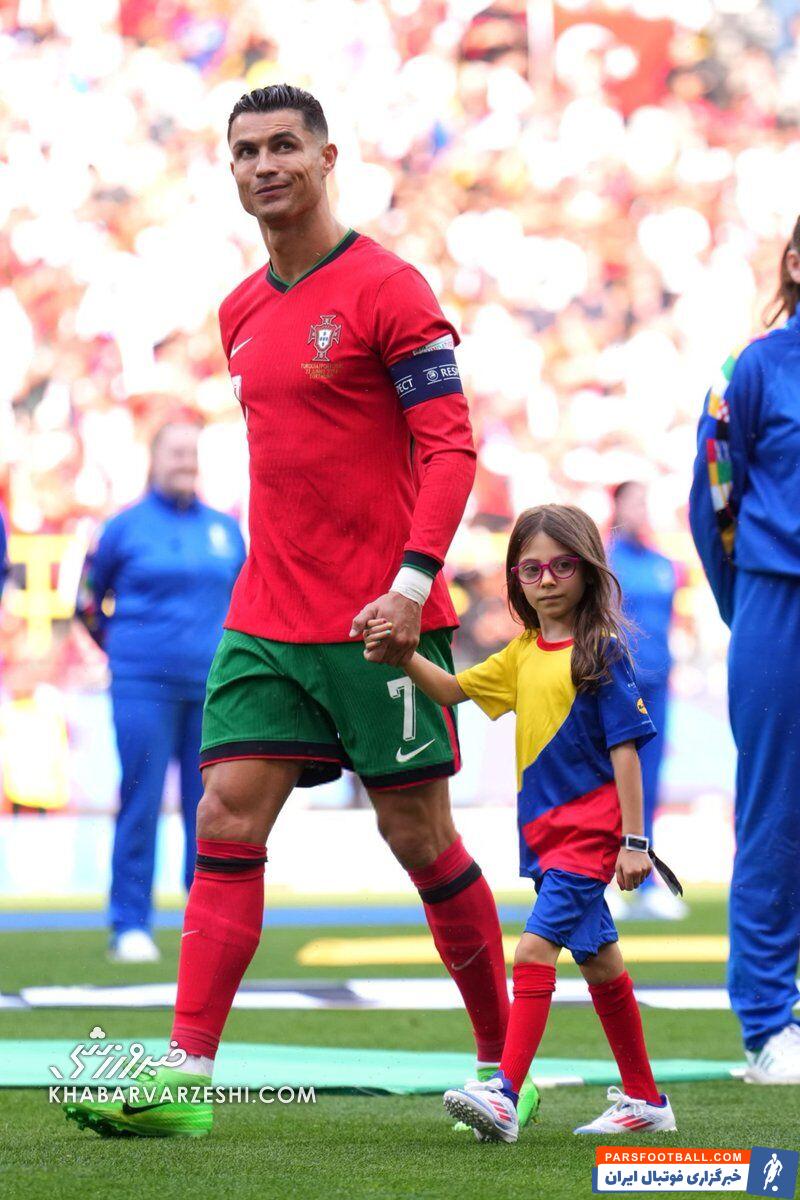 عکس| کریستیانو رونالدو دل این دختر بامزه را برد