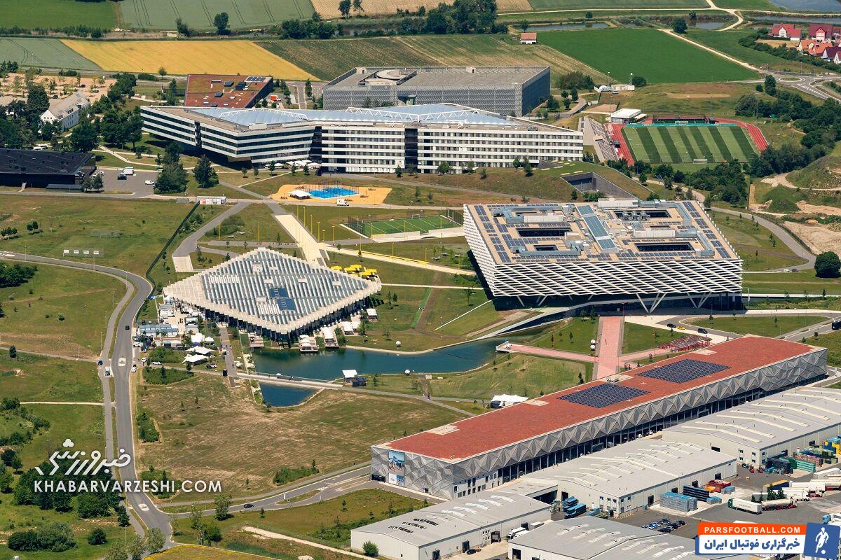 حمله پشه‌ها به میزبان یورو!/ نویر به پشه‌بند متوصل شد! +عکس