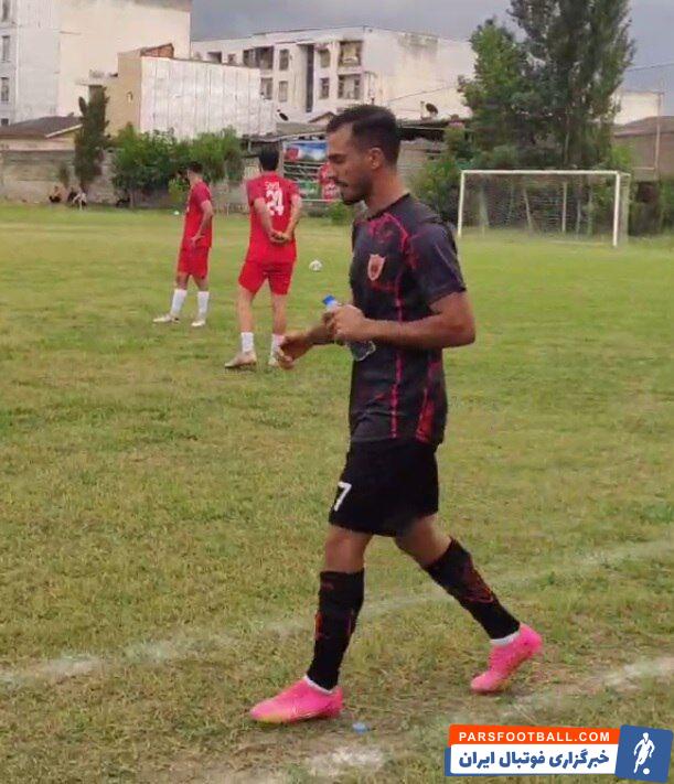 عکس| ستاره ملی‌پوش استقلال بخاطر کاپیتان پرسپولیس پیراهن تیم دیگری را پوشید!