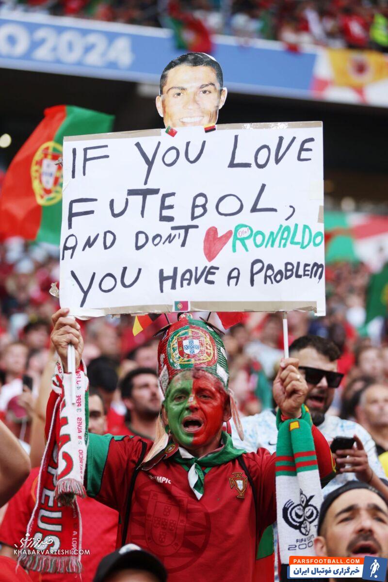 عکس| دستنوشتههای بامزه هواداران برای رونالدو از روی سکوها