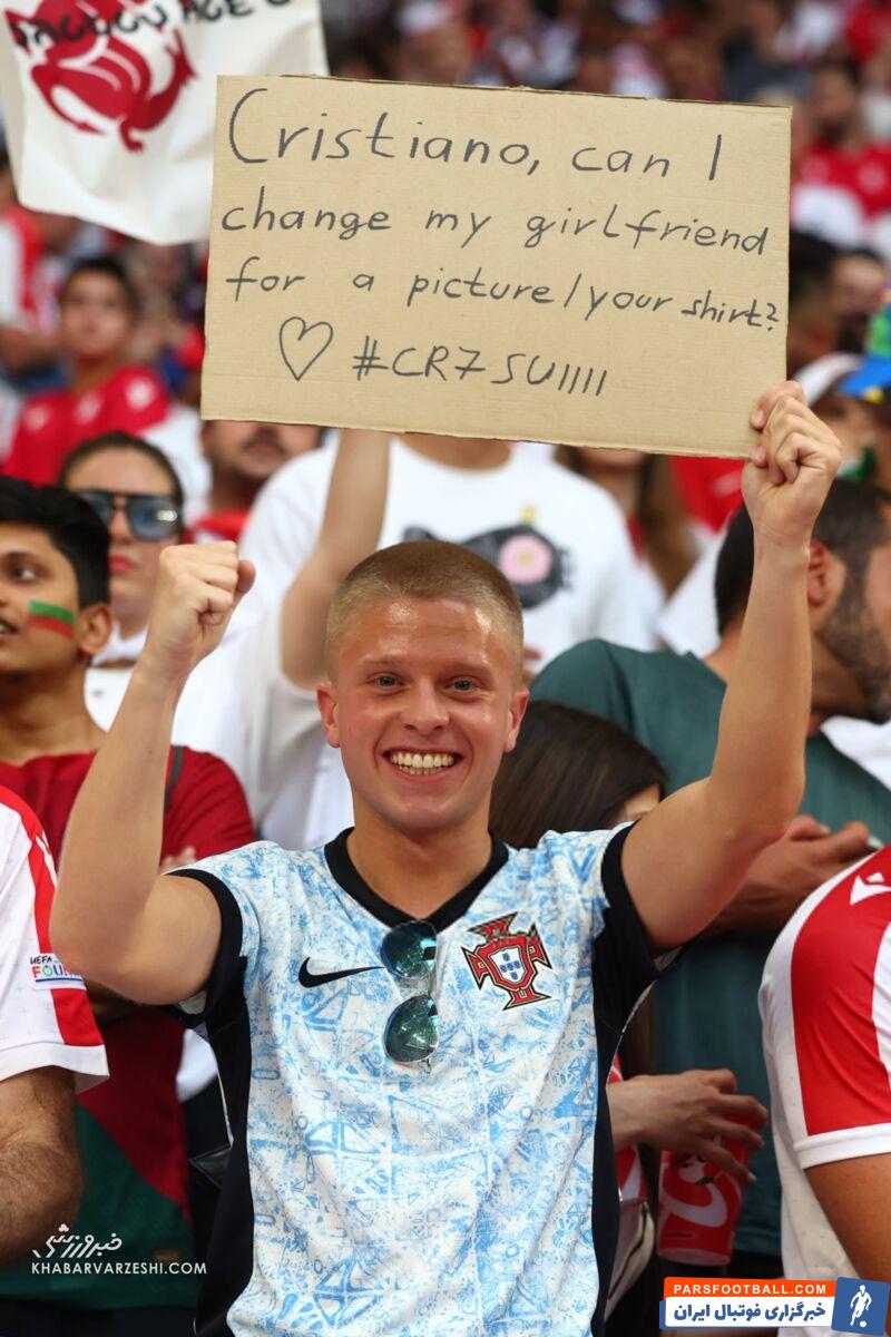 عکس| دستنوشتههای بامزه هواداران برای رونالدو از روی سکوها