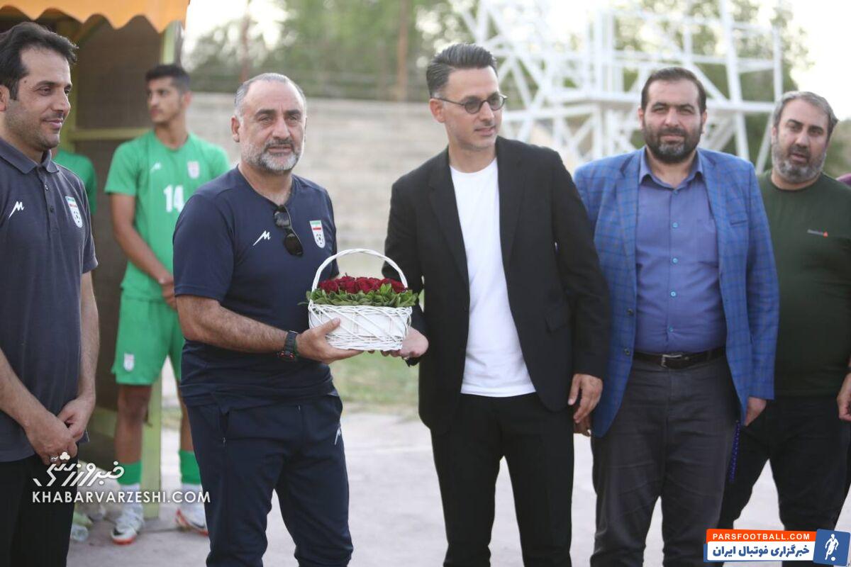 عکس| هدیه مجری تلویزیون به مربی تیم ملی