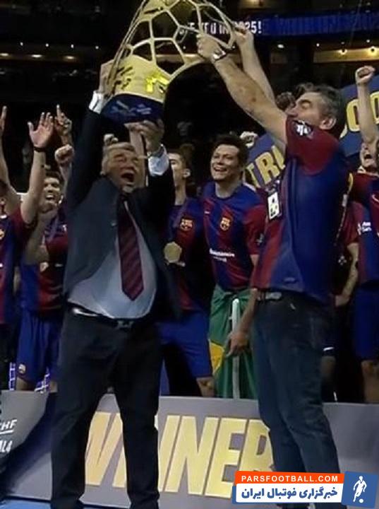 بارسلونا ؛ بالا بردن جام قهرمانی تیم هندبال بارسلونا از سوی لاپورتا در جشن قهرمانی 