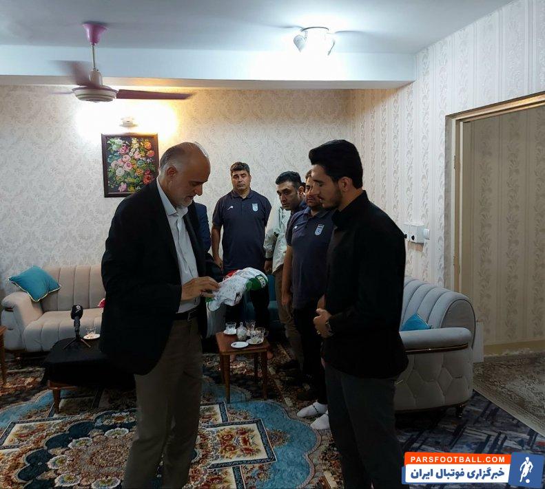 فوتبال ؛ حضور مهدی محمد نبی و اعضای تیم ملی فوتبال جوانان در منزل شهید مصطفوی