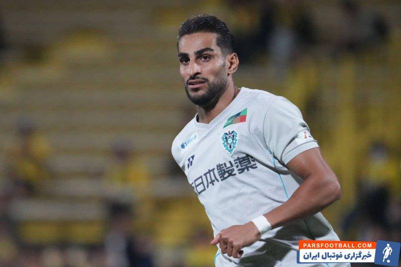 زاهدی ؛ حمایت هواداران آویسپا فوکوکا از شهاب زاهدی با در دست داشتن پرچم ایران