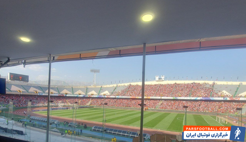 پرسپولیس ؛ خواندن سرود قهرمانی از سوی هواداران پرسپولیس در ورزشگاه آزادی