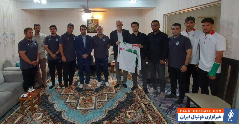 فوتبال ؛ حضور مهدی محمد نبی و اعضای تیم ملی فوتبال جوانان در منزل شهید مصطفوی