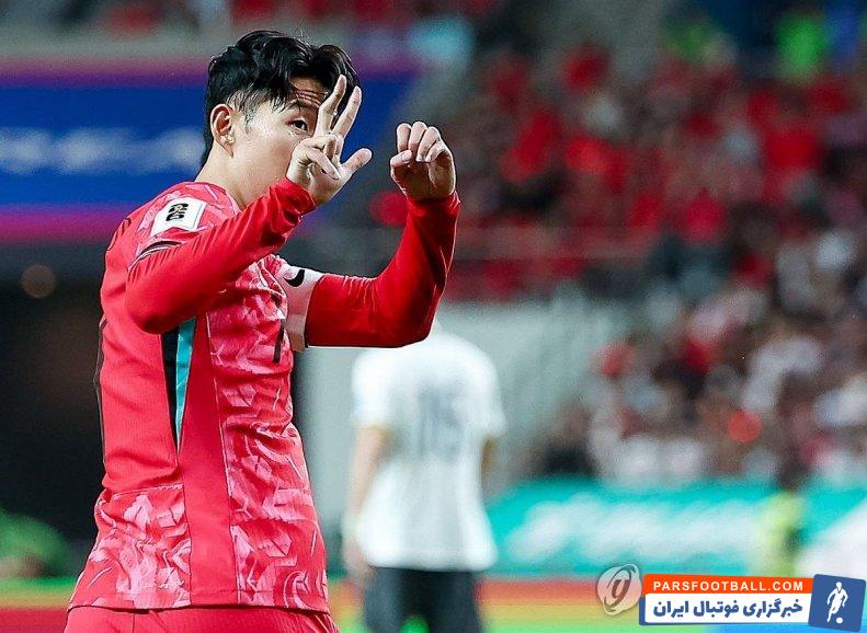 کره جنوبی ؛ سه نشان دادن سون هیونگ مین ستاره کره جنوبی به هواداران تیم ملی چین 