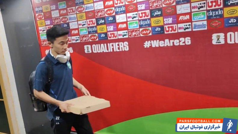 ازبکستان ؛ خروج عباس‌بیک فیض‌الله‌اف ستاره ازبکستان از ورزشگاه با  یک جعبه پیتزا 