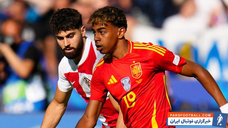 اسپانیا ؛ لامین یامال ستاره 16 ساله اسپانیا در حال انجام تکالیف و درس خواندن