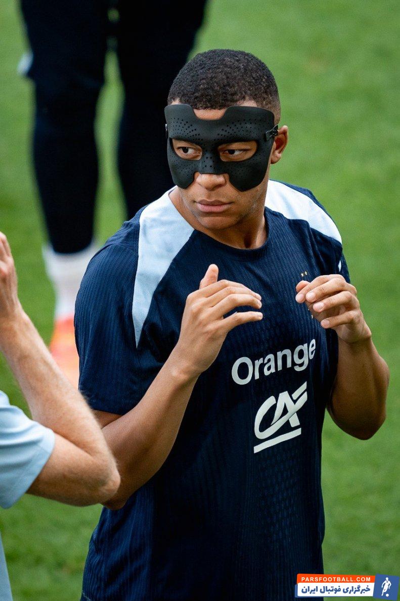 فرانسه ؛ کیلیان امباپه با ماسک جدید در تمرین تیم ملی فرانسه