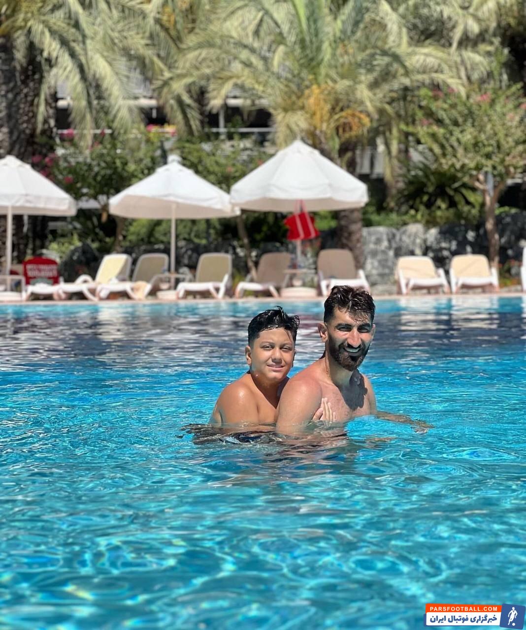 عکس | تفریح پدر و پسری بیرانوند؛ شنا در آنتالیا