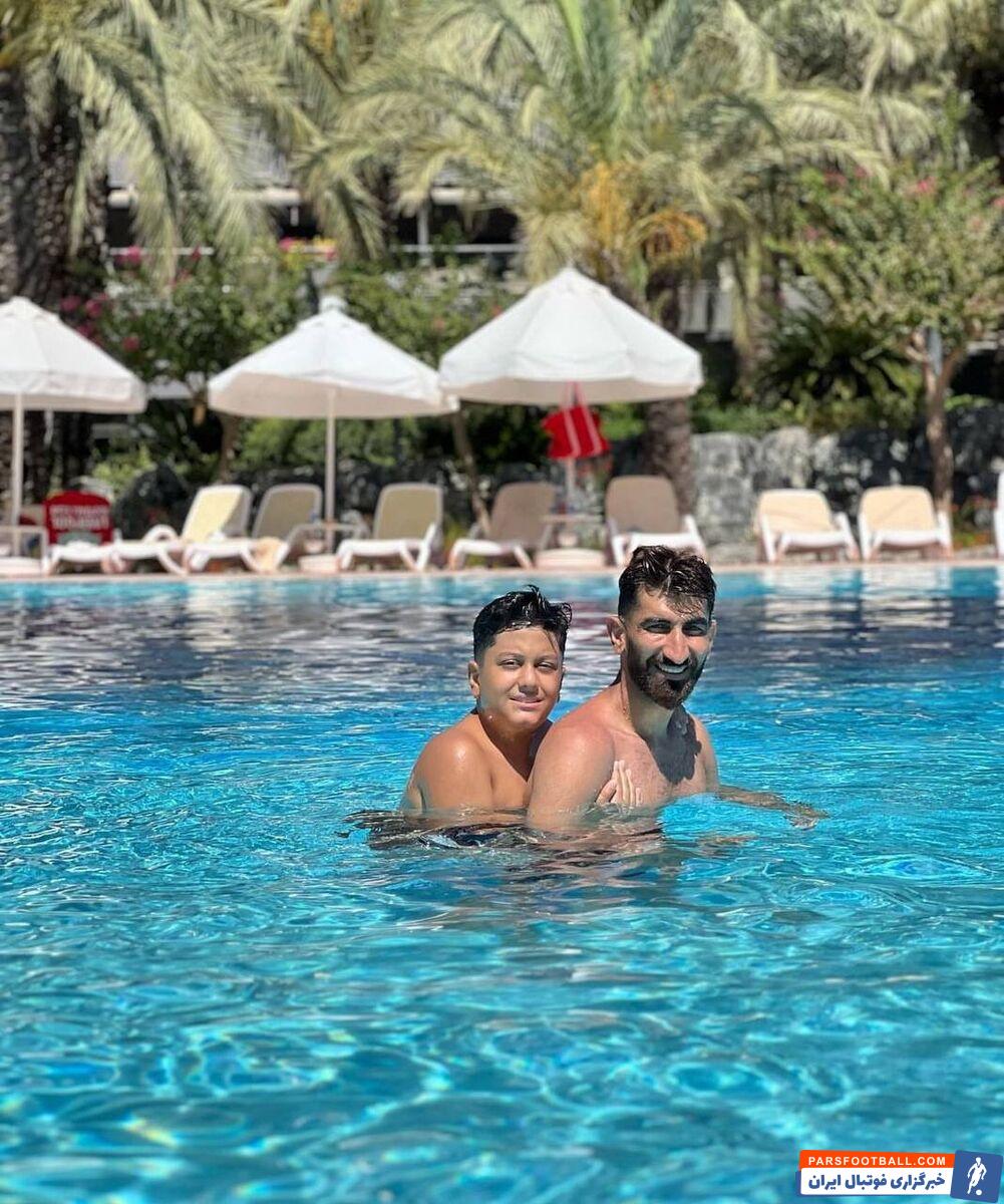 عکس| بیرانوند بیخیال دنیا/ تفریح تابستانی گلر جنجالی پرسپولیس در ترکیه