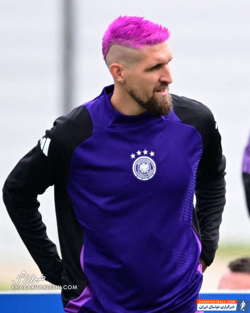 عکس| ملی پوش آلمان با رنگ موی صورتی به استقبال بازی حساس با اسپانیا رفت!