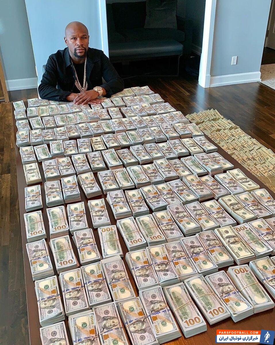 عکس| ژست قهرمان بدون شکست جهان با یک میز پر از دلار/ زندگی لاکچری به سبک می‌ودر