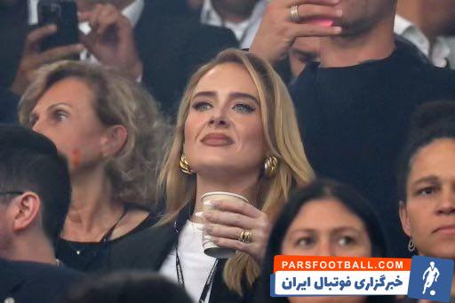 حضور ادل در استادیوم زیگنال ایدونا پارک در جریان برتری ۲-۱ انگلیس برابر هلند در نیمه نهایی یورو ۲۰۲۴