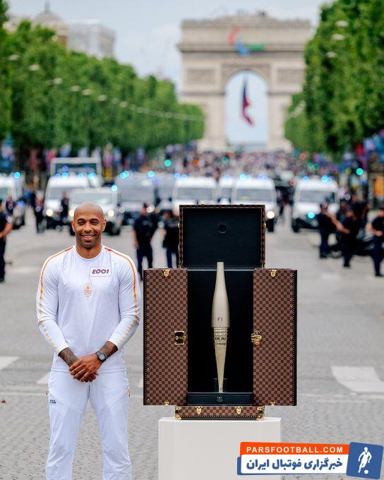 ویدیو| اسطوره فوتبال فرانسه با مشعل المپیک به پاریس رسید