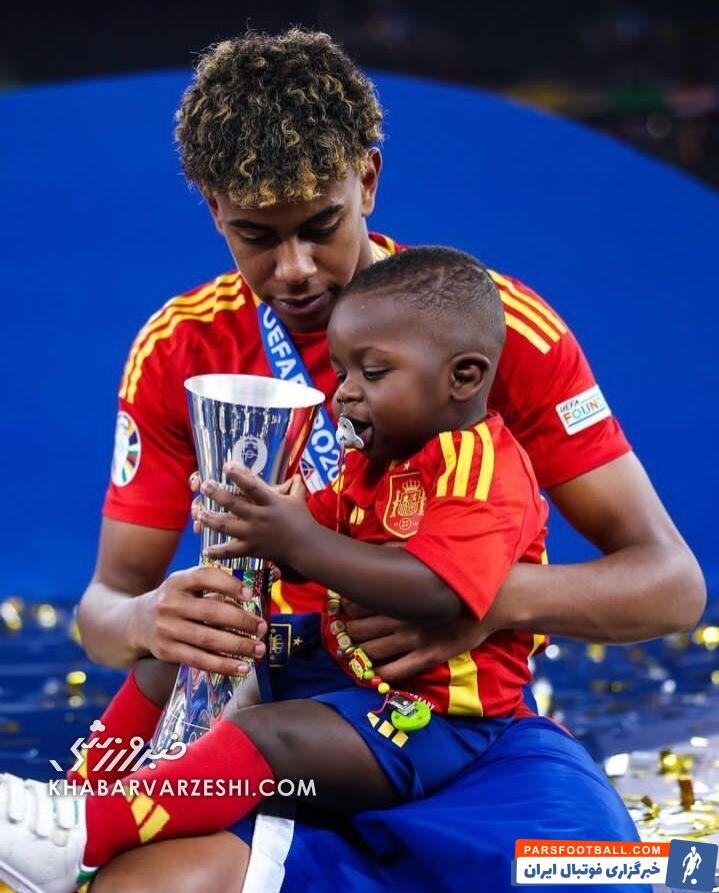 برادر کوچولو در آغوش بهترین بازیکن جوان تورنمنت +عکس