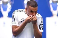 امباپه ؛ تقلید امباپه از رونالدو و بوسه بر آرم رئال