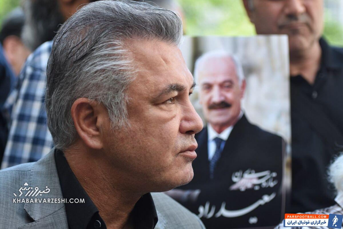 حضور پرسپولیسیها در مراسم پیشکسوت سینما/ پرچم پرسپولیس بر روی پیکر سعید راد +عکس