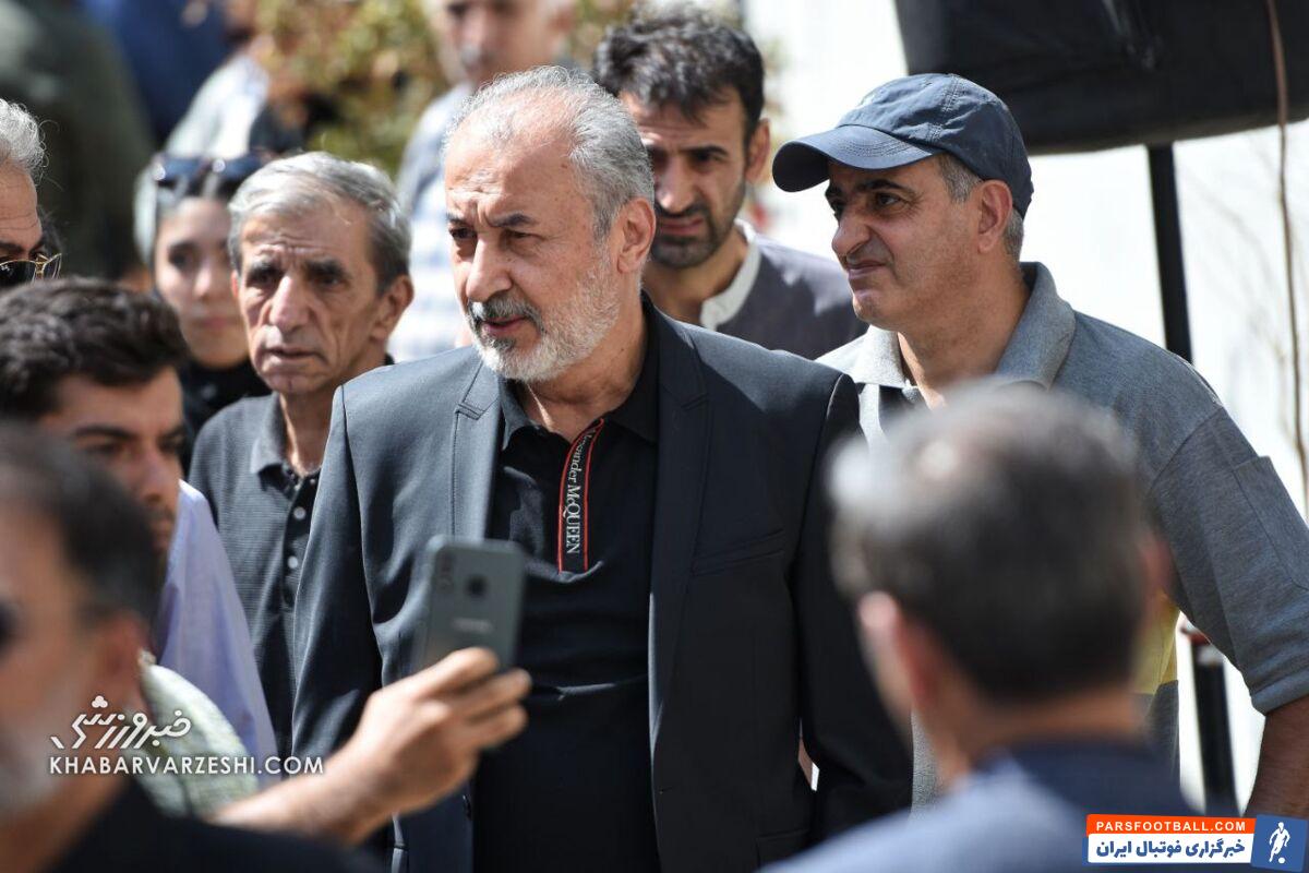 حضور پرسپولیسیها در مراسم پیشکسوت سینما/ پرچم پرسپولیس بر روی پیکر سعید راد +عکس